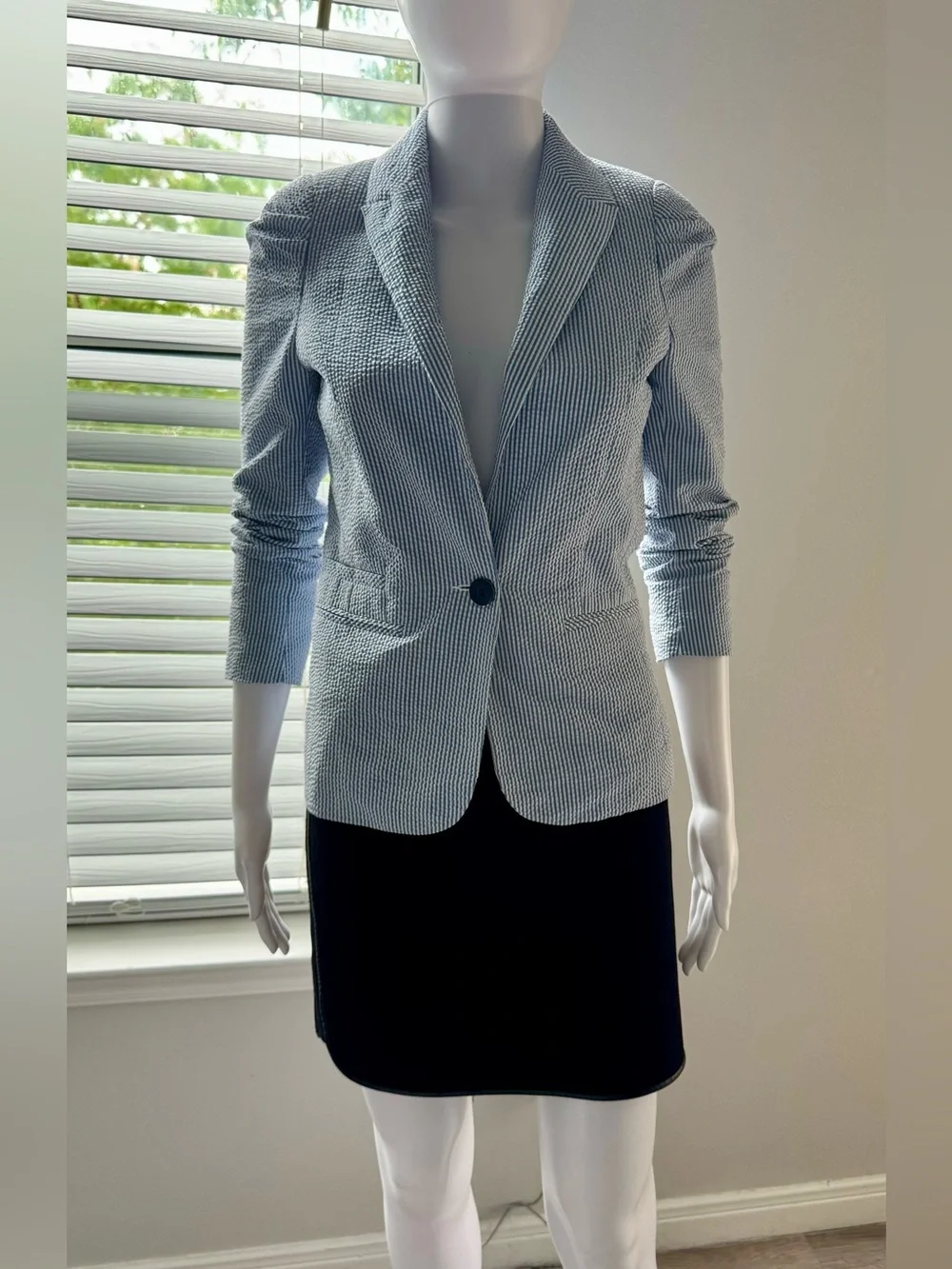 H&M women's seersucker blazer (blue and white stripe). Sz-4. Fitted H&M blazer